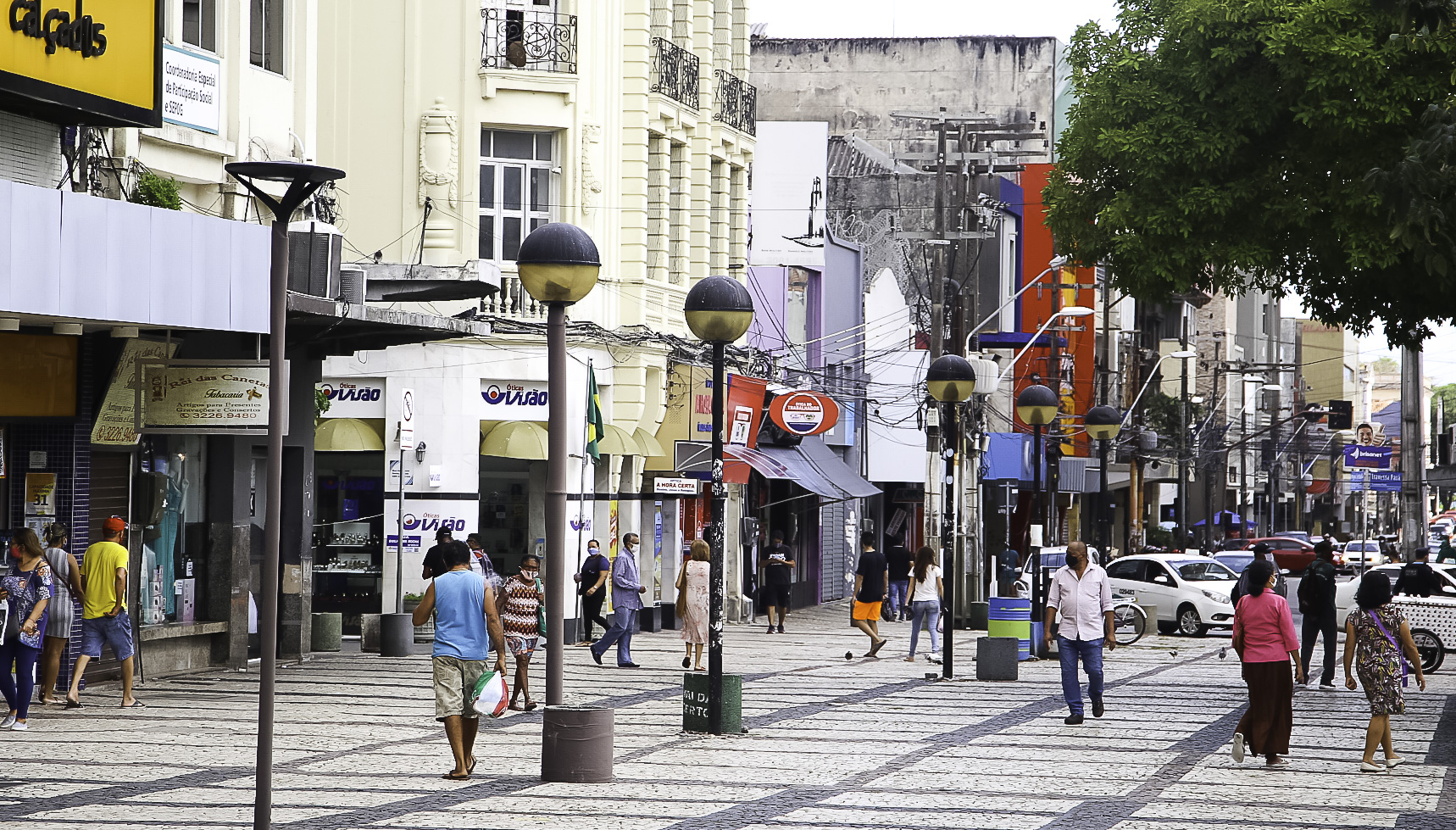 a imagem mostra a praça do ferreira com pessoas andando, estão todas com máscara e não há aglomeração